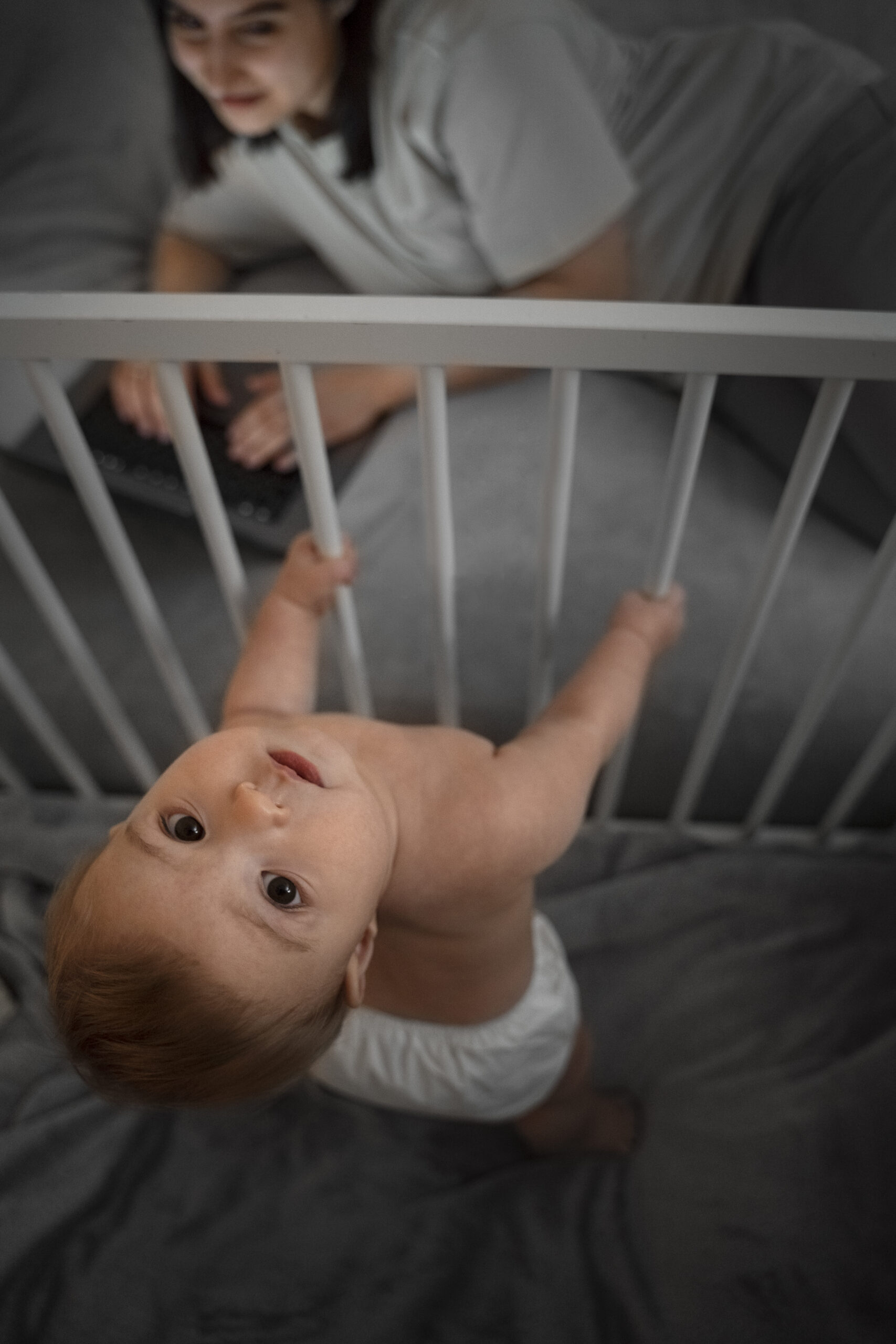 bébé réveillé dans son lit