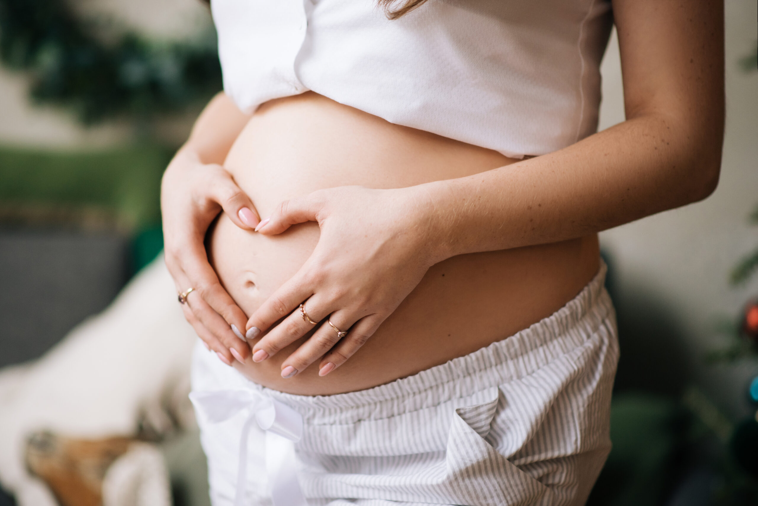femme enceinte qui touche son ventre