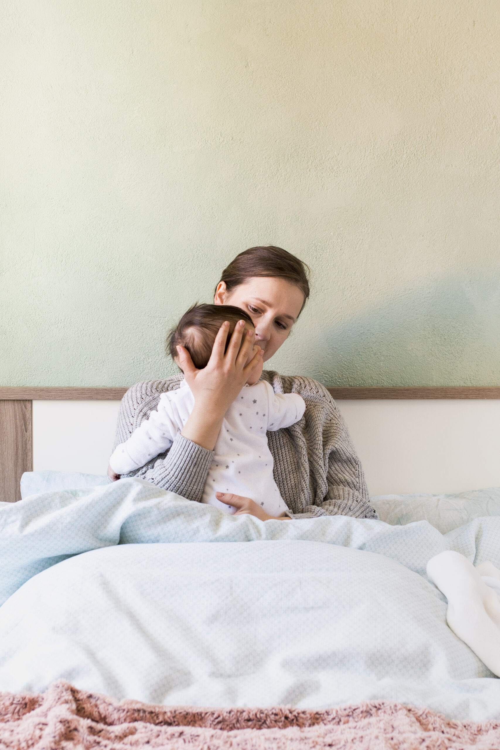 Maman avec son bébé dans les bras