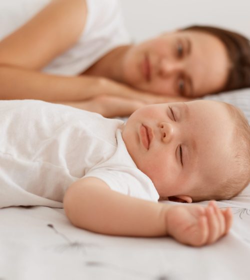 Bébé endormi paisiblement dans son lit